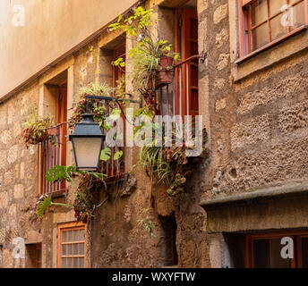 Strade strette e case nel quartiere Ribeira di Porto Foto Stock