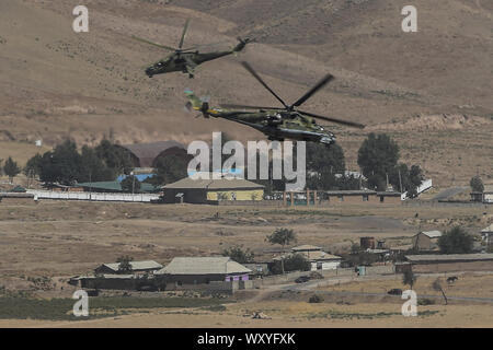 (190918) -- DUSHANBE, Sett. 18, 2019 (Xinhua) -- Mi-24 elicotteri librarsi sopra la posizione durante il centro-2019 esercitazione militare nella regione di Dushanbe, Tagikistan, sul Sett. 18, 2019. Tsentr-2019 (Centro-2019) esercitazioni militari che coinvolge otto paesi iniziata lunedì in Russia, Kazakistan e Tagikistan, Ministero della Difesa russo ha detto in una dichiarazione il martedì. Un totale di 128.000 truppe, più di 20.000 unità di armi ed equipaggiamenti militari, circa 600 velivoli e fino a 15 navi e navi di sostegno prenderà parte a trapani su diversi motivi di formazione nei tre paesi e la Foto Stock