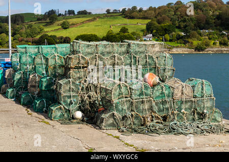 Pila di Lobster Pot su un molo Foto Stock