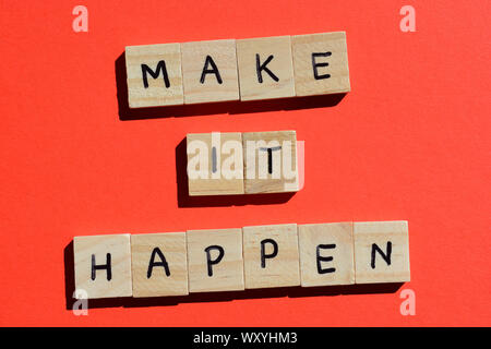 Fare accadere, preventivo motivazionale in alfabeto di legno lettere su uno sfondo rosso Foto Stock