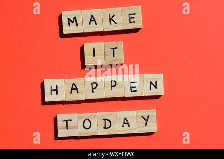 Farlo accadere oggi, preventivo motivazionale in alfabeto di legno lettere su uno sfondo rosso Foto Stock
