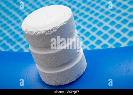 Pellet di cloro sul bordo di una piscina gonfiabile Foto Stock