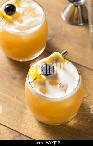 Dolci fatti in casa Amarreto Whiskey Sour cocktail con una ciliegia Foto Stock