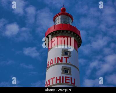 L'Abbaye de Saint-Mathieu Fine-Terre , phare pointe saint mathieu , phare blanc et rouge , phare Saint Mathieu Foto Stock