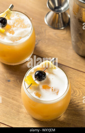 Dolci fatti in casa Amarreto Whiskey Sour cocktail con una ciliegia Foto Stock