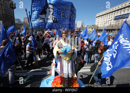 Buenos Aires, Buenos Aires, Argentina. Xviii Sep, 2019. L'argentino senatori approvare l'emergenza alimentare bill in mezzo alle crisi economica mentre le organizzazioni sociali tenere una protesta al di fuori del Congresso Nazionale. Credito: Claudio Santisteban/ZUMA filo/Alamy Live News Foto Stock