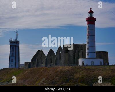 L'Abbaye de Saint-Mathieu Fine-Terre , phare pointe saint mathieu , phare blanc et rouge , phare Saint Mathieu Foto Stock