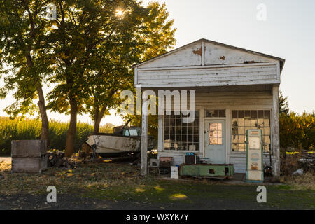 Resti di un abbandono della stazione di gas in Maryhill Foto Stock