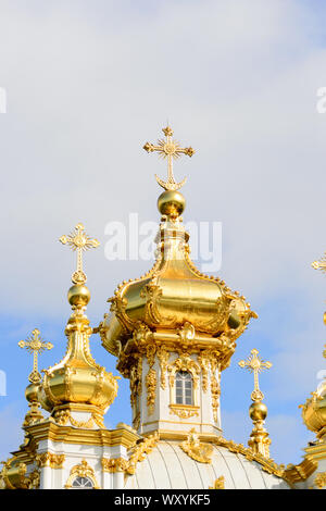 Peterhof, San Pietroburgo, Russia, agosto 2019. Dettaglio delle cupole dorate e la decorazione della chiesa Royal Museum, un magnifico neoclassica chur Foto Stock