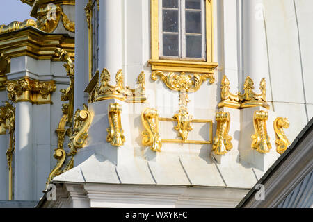 Peterhof, San Pietroburgo, Russia, agosto 2019. Dettaglio delle cupole dorate e la decorazione della chiesa Royal Museum, un magnifico neoclassica chur Foto Stock