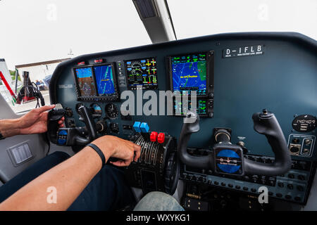 Aeromobile di un cockpit Britten-Norman BN-2 Islander Foto Stock