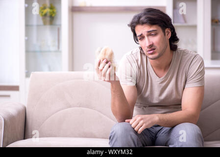 Il giovane uomo che soffre di allergie Foto Stock