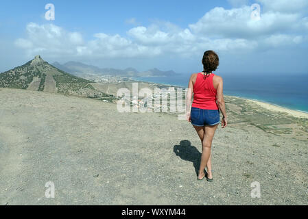 Giovane donna osservare Viewpoint Flores Porto Santo Isola Madeira Portogallo Europa Foto Stock