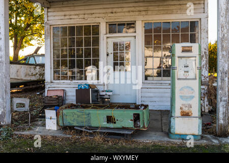 Resti di un abbandono della stazione di gas in Maryhill Foto Stock