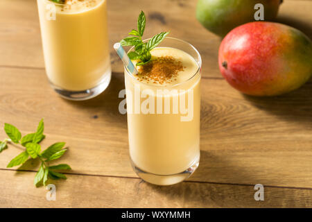 Dolci fatti in casa Indian Mango Lassi Smoothie con la menta Foto Stock