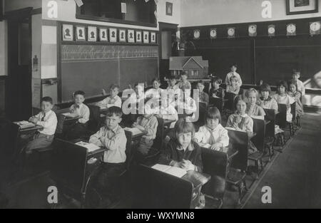 Ritratto di gruppo della Scuola Elementare gli studenti in aula, USA, 1930 Foto Stock