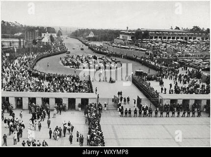 Adolf Hitler che arrivano allo Stadio Olimpico all'inizio dei Giochi Olimpici di Berlino, Germania, 2 Agosto 1936 Foto Stock