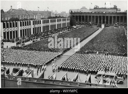 Tedesco Gioventù riuniti per la solenne cerimonia di mezzogiorno, Giochi Olimpici di Berlino Germania, fotografia di Presse-Photo GmbH, Volume II, gruppo 59, immagine 6, 1 agosto 1936, Foto Stock