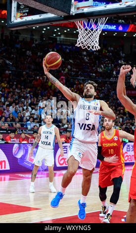 Nicolas Laprovittola (Argentina) contro la Spagna. Pallacanestro FIBA World Cup Cina 2019, gioco finale Foto Stock