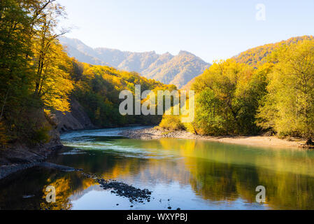 Paesaggio panoramico con bellissimo fiume di montagna. Autunno in foreste di montagna. Giornata di sole. Foto Stock
