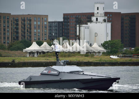 Il montante-13, superficie senza equipaggio veicolo (USV) essendo dimostrato al DSEI2019 a Londra il Royal Docks Foto Stock