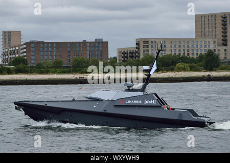 Il montante-13, superficie senza equipaggio veicolo (USV) essendo dimostrato al DSEI2019 a Londra il Royal Docks Foto Stock