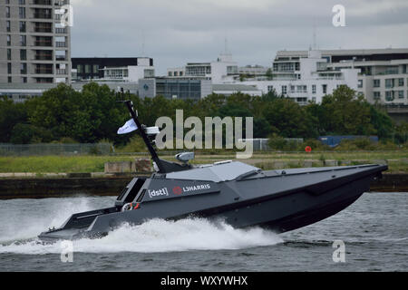 Il montante-13, superficie senza equipaggio veicolo (USV) essendo dimostrato al DSEI2019 a Londra il Royal Docks Foto Stock