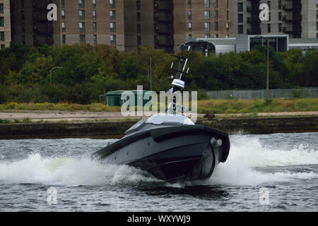 Il montante-13, superficie senza equipaggio veicolo (USV) essendo dimostrato al DSEI2019 a Londra il Royal Docks Foto Stock