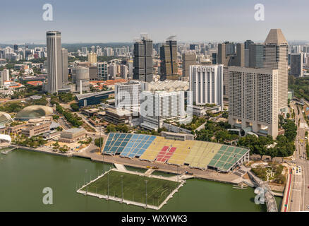 Singapore - Marzo 21, 2019: Colpo da sabbie del tetto. Birds Eye view sul palco galleggiante e campo sportivo sulla marina di colore verdastro colorato con posti a sedere e molte Foto Stock