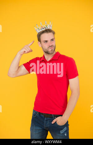 Il principe narcisistico. Il principe Golden crown. Funky principe. Gloria cercando l'uomo. L uomo che rappresenta la potenza e il trionfo. Business king. Allegro guy corona di usura. Re di stile. Conseguire la vittoria e il successo. Foto Stock