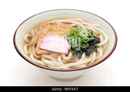 Kitune giapponese udon tagliatelle in una ciotola su sfondo bianco Foto Stock