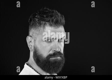 Uomo bello hipster elegante barba e baffi. La bellezza e la mascolinità. Barbiere suggerimenti mantenere la barba. Styling e rifinire barba care. Barbuto fiducioso hipster. Barba moda e barbiere concetto. Foto Stock