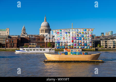 Londra Regno Unito 8. Settembre 2019 Londra Tamigi da banca del sud che mostra arte Tate viking barca lunga modello con pace multicolore vela su chiatta da Foto Stock