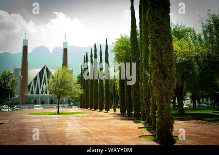 Chiesa di San Pedro Garza circondato da cipressi road Foto Stock