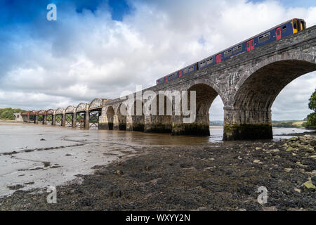 Ponte Ferroviario sul fiume Tavy Dartmoor Devon Plymouth per la valle Tamar ferrovia passeggeri con il treno sul ponte Foto Stock