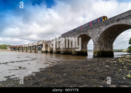 Ponte Ferroviario sul fiume Tavy Dartmoor Devon Plymouth per la valle Tamar ferrovia passeggeri con il treno sul ponte Foto Stock