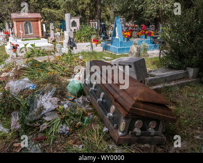 Bara buttato fuori con cestino nella pulizia del cimitero per il giorno dei morti in Città del Messico, Messico Foto Stock