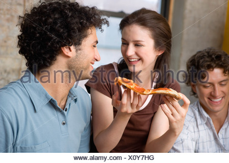 Gli amici di mangiare la pizza