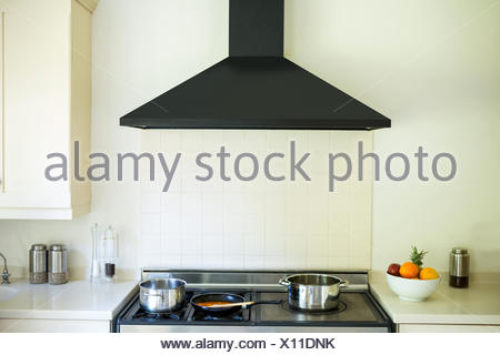 Cucina moderna con un camino di induzione e cucina Foto & Immagine ... Cucina moderna con un camino di induzione e cucina Foto & Immagine ...