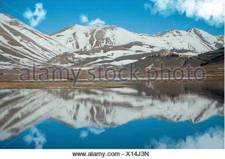 Riflessioni sul piano Grande in una giornata invernale, Piano Grande di Castelluccio di Norcia, Monti Sibillini NP, Italia Foto Stock
