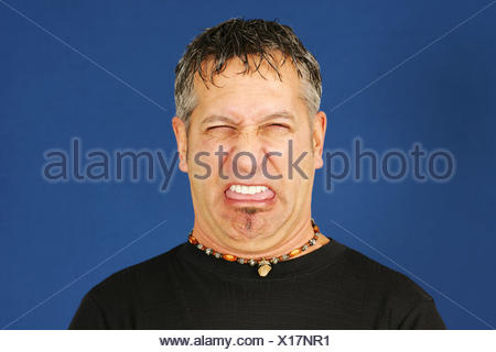 Uomo Che Fa Una Faccia Disgustata Foto Stock Alamy