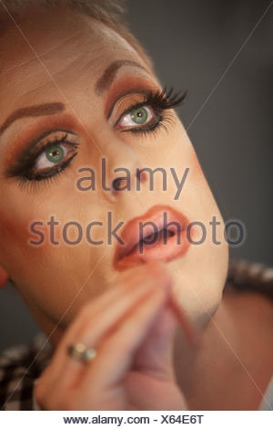 Close up drag queen mettendo sul rossetto