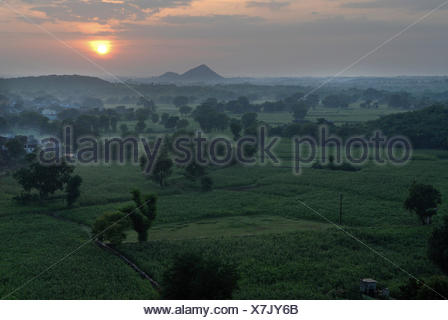 Monsoon vicino a Devigarh, vicino a Udaipur, Rajasthan, India, Asia Foto Stock