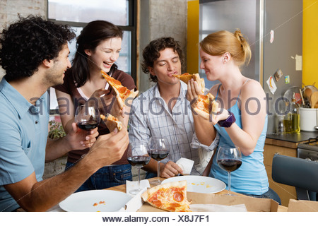Gli amici condividono la pizza a casa