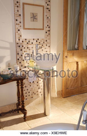 Moderno Lavabo Sul Piedistallo Cromato Nel Paese Di Bagno Con