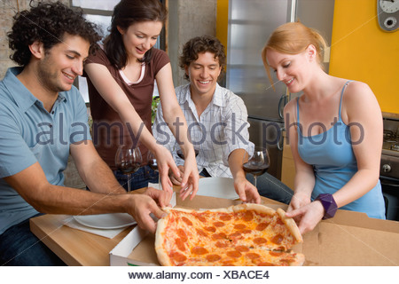 Gli amici condividono una pizza