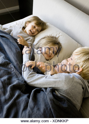 Stati Uniti d'America, Utah, Provo, madre a letto con bambini (18-23 mesi), (2-5)