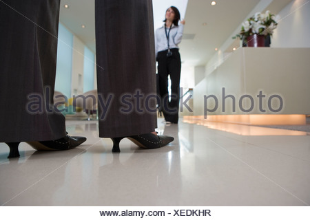 Imprenditrice con tacchi alti sulla scrivania Foto Businesswoman with high heels on desk Stock Photo: 96362085